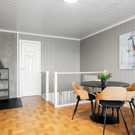 Stor Med Plass Til 6 Personer Og Gratis Parkering Tønsberg