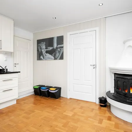 Apartman Stor Med Plass Til 6 Personer Og Gratis Parkering *