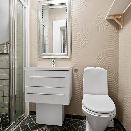 Apartman Stor Med Plass Til 6 Personer Og Gratis Parkering *