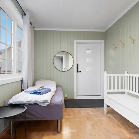 Stor Med Plass Til 6 Personer Og Gratis Parkering