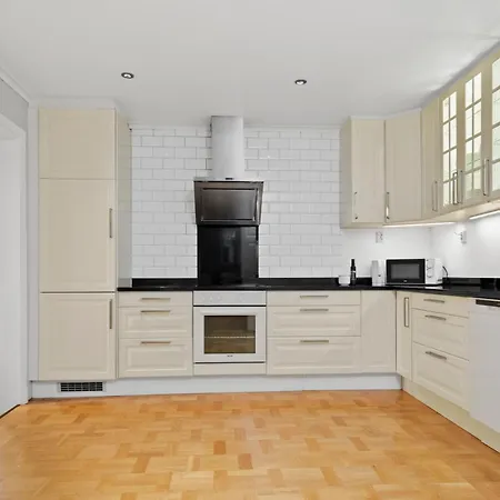 Stor Med Plass Til 6 Personer Og Gratis Parkering Apartman Tønsberg
