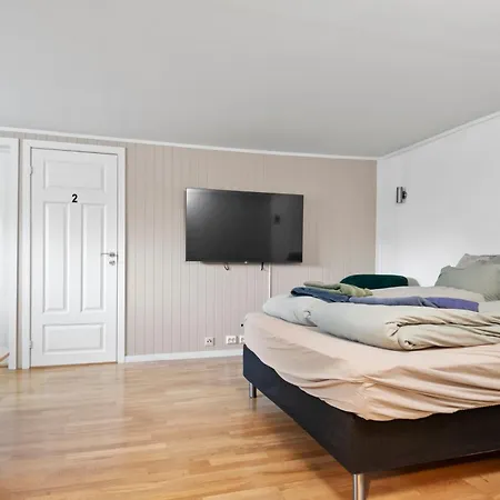 Leilighet Stor Med Plass Til 6 Personer Og Gratis Parkering *