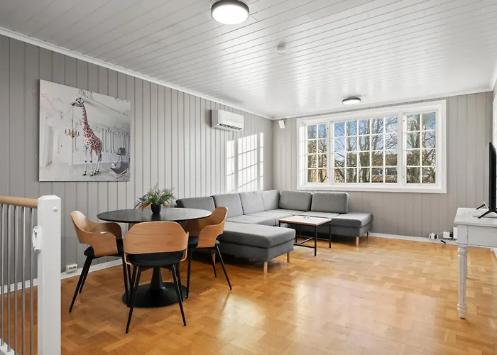 Stor Med Plass Til 6 Personer Og Gratis Parkering Tønsberg