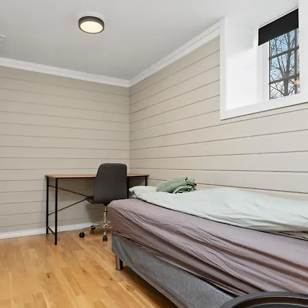 Stor Med Plass Til 6 Personer Og Gratis Parkering *