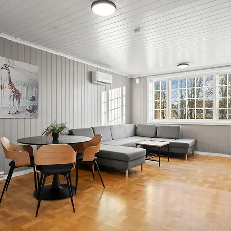 Stor Med Plass Til 6 Personer Og Gratis Parkering Tønsberg