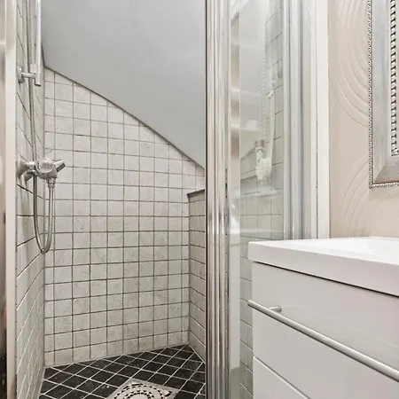 Stor Med Plass Til 6 Personer Og Gratis Parkering